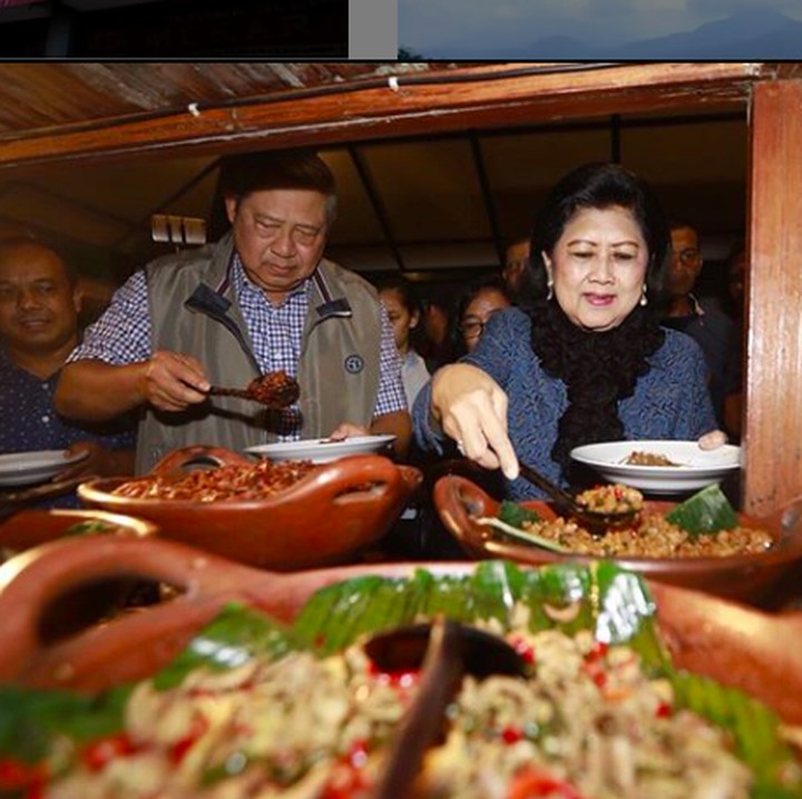 <div>Menikmati hidangan khas Yogyakarta di alun-alun makin nikmat jika ditemani pasangan. (Foto: Instagram/ @aniyudhoyono)</div><div> </div>