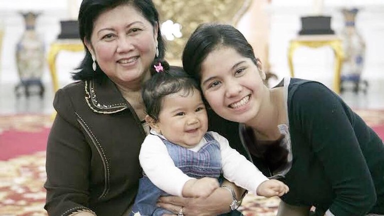 Ibu Ani Yudhoyono menghembuskan nafasnya hari ini, Sabtu (1/6) di Singapura, berikut 5 momen Ibu Ani Yudhoyono dengan sang cucu.