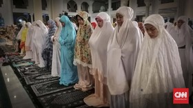 Khofifah Gelar Salat Gaib untuk Ani Yudhoyono