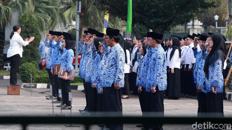 Pegawai Negeri Sipil (PNS) wajib mengikuti upacara Hari Lahir Pancasila pada 1 Juni. Seperti yang terlihat di Gedung BKN, Jakarta, Sabtu (1/6/2019).