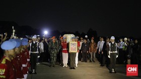 Jokowi Jadi Inspektur Upacara Pemakaman Almh. Ani Yudhoyono