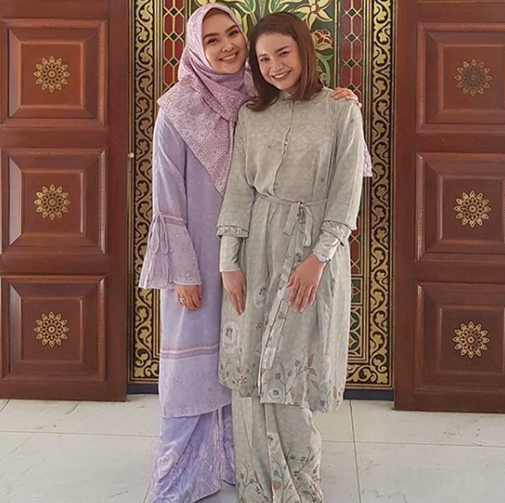 <p>Wah kalau gaya Ria Miranda sudah enggak perlu diragukan lagi ya. Kali ini Ria mengaja Rossa untuk memadukan tunik dan palazzo. Dijamin nyaman dan tetap bikin penampilan mencuri perhatian. (Foto: Instagram @riamiranda)</p>
