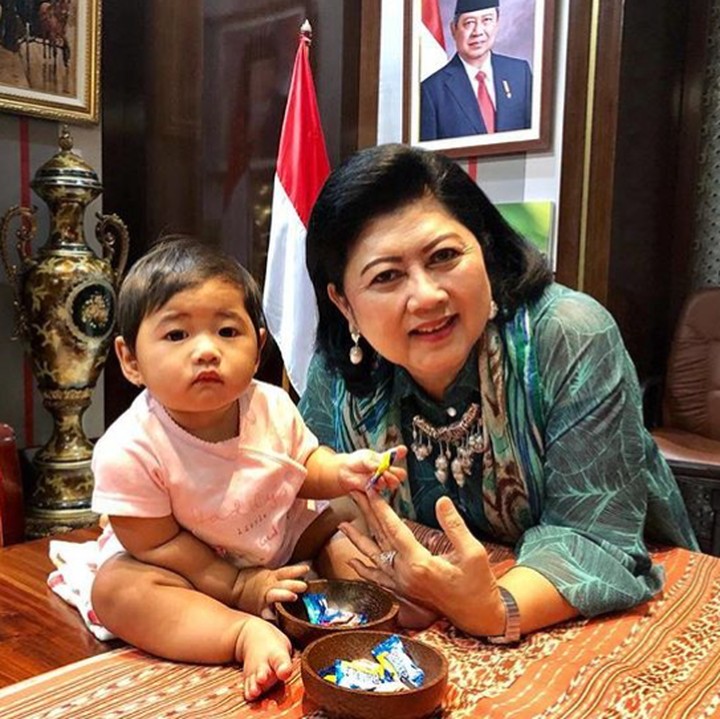 <p>Main bersama cucu memang jadi waktu yang membahagiakan buat seorang nenek ya, Bun. (Foto: Instagram/ @aniyudhoyono)  </p>