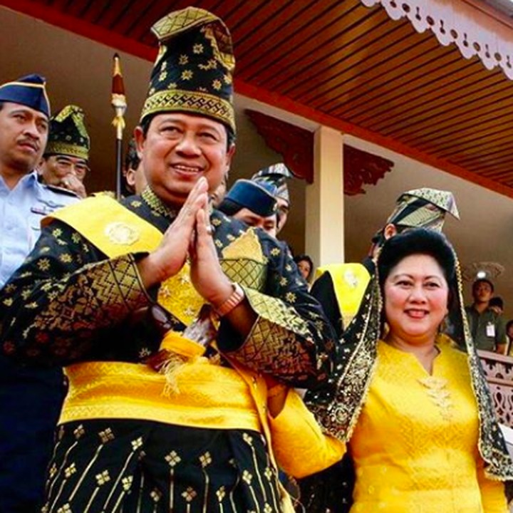 <div>Ketika mendapat gelar adat dari LAM, Lembaga Adat Melayu Riau, pada Agustus 2007. (Foto: Instagram/ @aniyudhoyono)</div><div> </div>