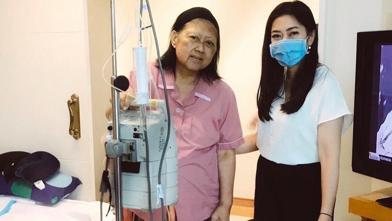 Ibu Ani Yudhoyono tutup usia pada hari ini, Sabtu (1/6) di Singapura. Berikut, 5 momen Ibu Ani Yudhoyono dengan kedua menantunya, Annisa Pohan dan Aliya Rajasa.