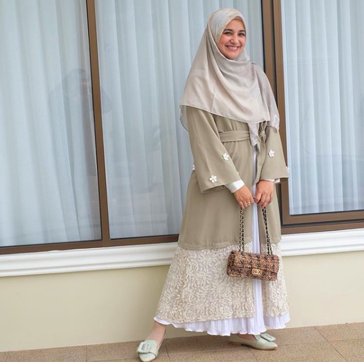 <p>Bunda pasti tahu kan kalau <em>pleats skirt</em> lagi<em> happening</em> banget sekarang. Coba gaya ala Shireen Sungkar yuk, memadukan rok pliskit dengan <em>lace outer</em>. Penampilan jadi lebih elegan dengan pilihan yang minimalis.( Foto: Instagram @shireensungkar)</p>