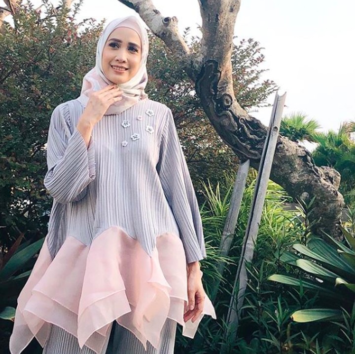 <p>Mau suasana yang lebih simpel? Bisa mencoba gaya Fanny Fabriana yang baru berhijab. Detail <em>pleats</em> berpadu dengan organza dijamin buat penampilan Bunda<em> up to date</em>. (Foto: Instagram @fannyfabriana)</p>
