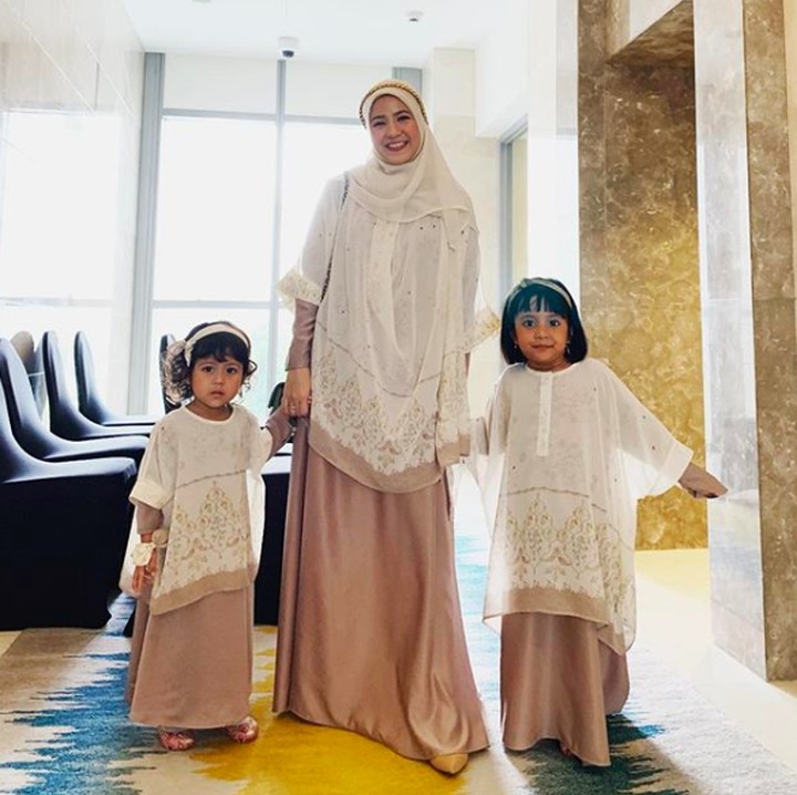 <p>Kalau yang satu ini, bisa jadi inspirasi seragam keluarga. Natasha Rizky membagikan inspirasi tampil bareng anak-anak mengenakan loose tunik karya Ria Miranda. Warnanya pun adem cocok untuk Bunda dan keluarga. (Foto: Instagram @natasharizkynew)  </p>