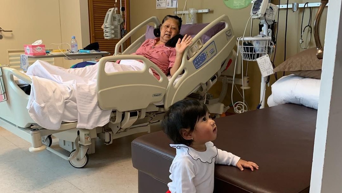 Ibu Ani Yudhoyono menghembuskan nafasnya hari ini&comma; Sabtu &lpar;1&sol;6&rpar; di Singapura&comma; berikut 5 momen Ibu Ani Yudhoyono dengan sang cucu&period;