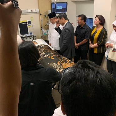 Hormat Terakhir Luhut Panjaitan untuk Jenazah Ani Yudhoyono
