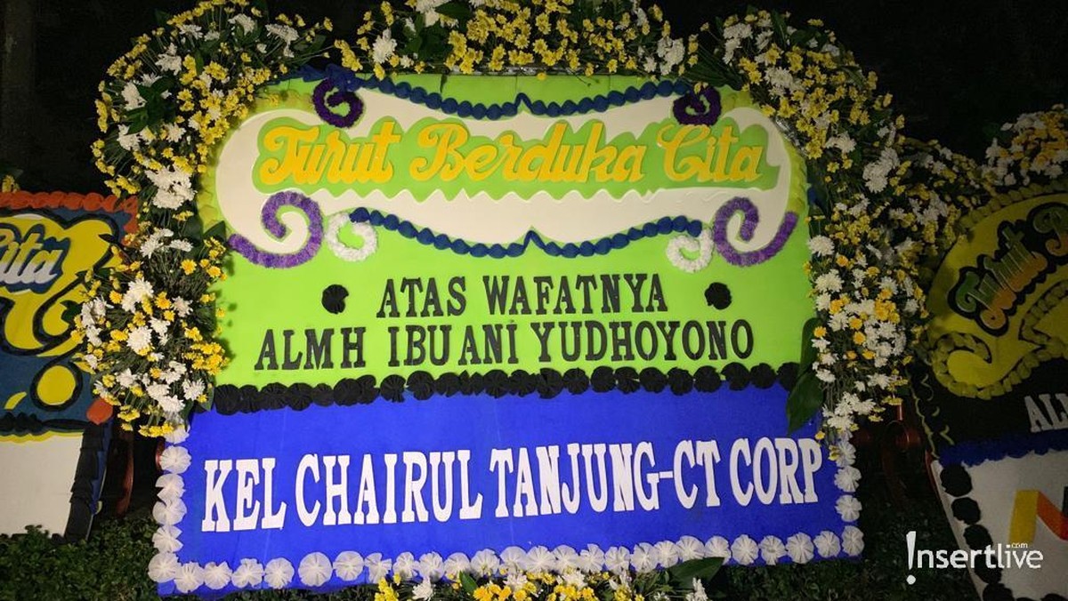 Para tokoh Indonesia memberikan karangan bunga untuk Ani Yudhoyono&period; Berikut potretnya&period;