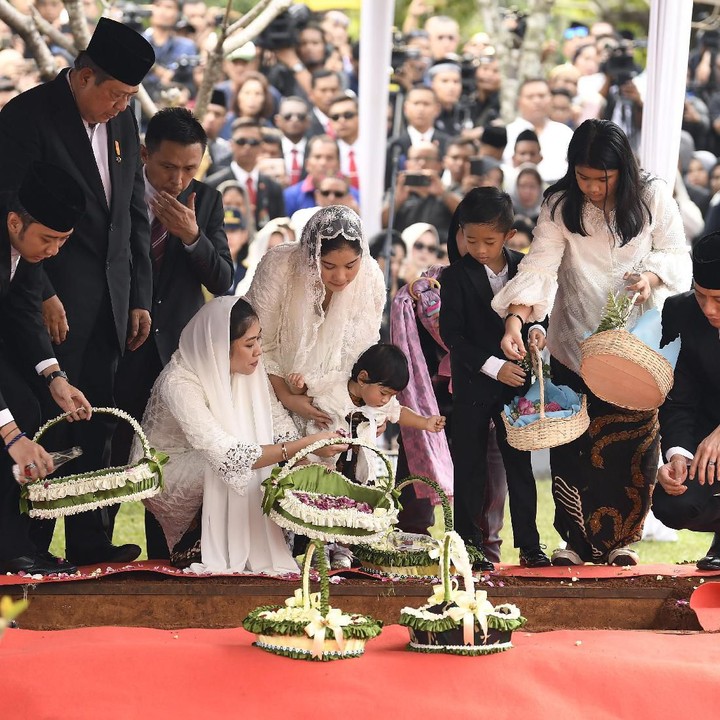 <p>Keluarga besar SBY, termasuk anak, menantu, dan cucu menaburkan bunga di makam Ani Yudhoyono, sang nenek yang kerap disapa Memo. (Foto: ANTARA FOTO/Puspa Perwitasari)</p>