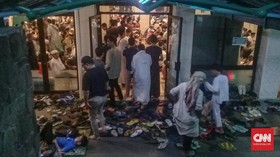 Tangis Iktikaf Berharap Berkah Ramadan di Masjid Pondok Indah