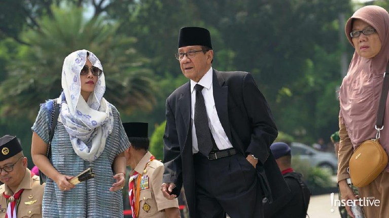 Beberapa tokoh bangsa turut hadir mengiringi pemakamanan Ani Yudhoyono di Taman Makam Pahlawan Kalibata, Jakarta Selatan, Mingu (2/6).