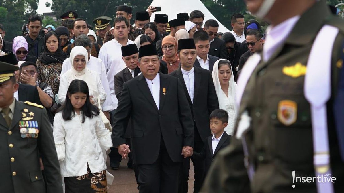 Ani Yudhoyono telah dimakamkan di Taman Makam Pahlawan Kalibata&comma; Jakarta Selatan&comma; Minggu &lpar;2&sol;6&rpar;&period; Berikut ini 10 potret prosesi pemakamannya&period;