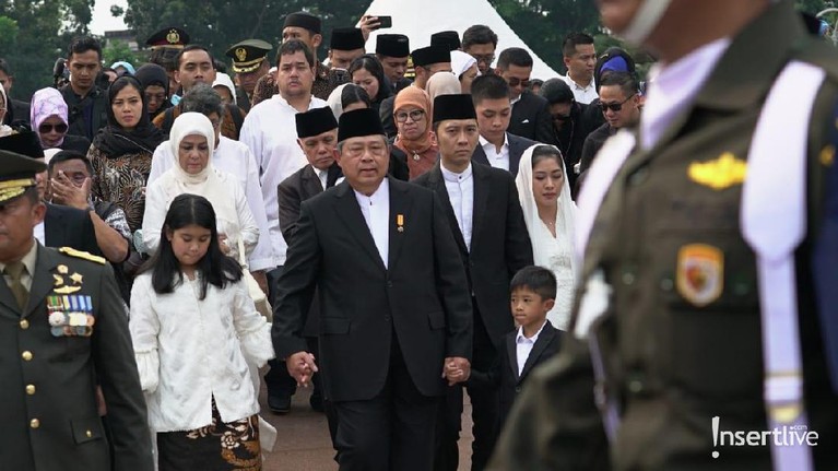Ani Yudhoyono telah dimakamkan di Taman Makam Pahlawan Kalibata, Jakarta Selatan, Minggu (2/6). Berikut ini 10 potret prosesi pemakamannya.
