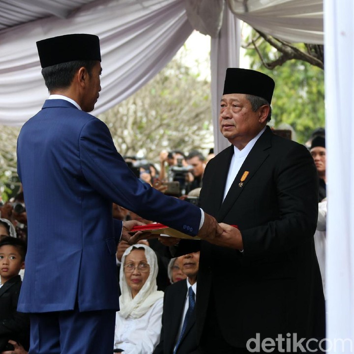 <p>Presiden Joko Widodo, yang bertindak sebagai inspektur upacara pemakaman Ani Yudhoyono, secara simbolik memulai upacara pemakaman. (Foto: Rengga Sancaya)</p>
