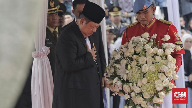 Sekjen Partai Demokrat menuturkan bahwa SBY masih menangis ketika bercerita mengenai Ani Yudhoyono kepada sejumlah kader partai.