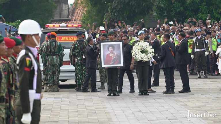 Ani Yudhoyono telah dimakamkan di Taman Makam Pahlawan Kalibata, Jakarta Selatan, Minggu (2/6). Berikut ini 10 potret prosesi pemakamannya.