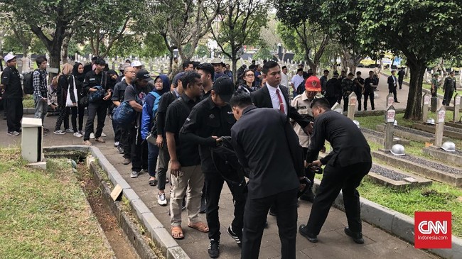 Peziarah sudah mulai memadati Taman Makam Pahlawan (TMP) Kalibata demi menghadiri prosesi pemakaman Ani Yudhoyono yang baru akan digelar mulai pukul 15.00 WIB.