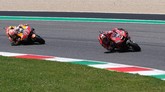Pebalap Repsol Honda Marc Marquez berusaha menyalip Petrucci di posisi terdepan. (REUTERS/Rafael Marrodan/Photocall3000)