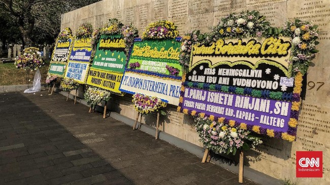 Penjagaan polisi dan berbagai karangan bunga mewarnai Taman Makam Pahlawan Kalibata menjelang pemakaman Ani Yudhoyono.