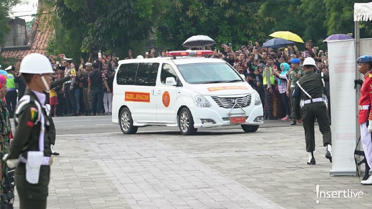 Ani Yudhoyono telah dimakamkan di Taman Makam Pahlawan Kalibata, Jakarta Selatan, Minggu (2/6). Berikut ini 10 potret prosesi pemakamannya.