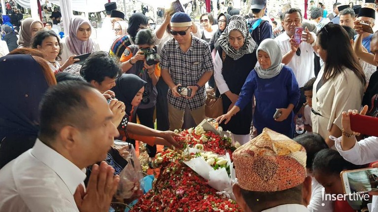 Kepergian Ani yudhoyono juga menjadi duka bagi warga Indonesia. Berikut ini suasana saat warga mendatangi makam Ibu Ani Yudhoyono untuk berdoa dan tabur bunga.