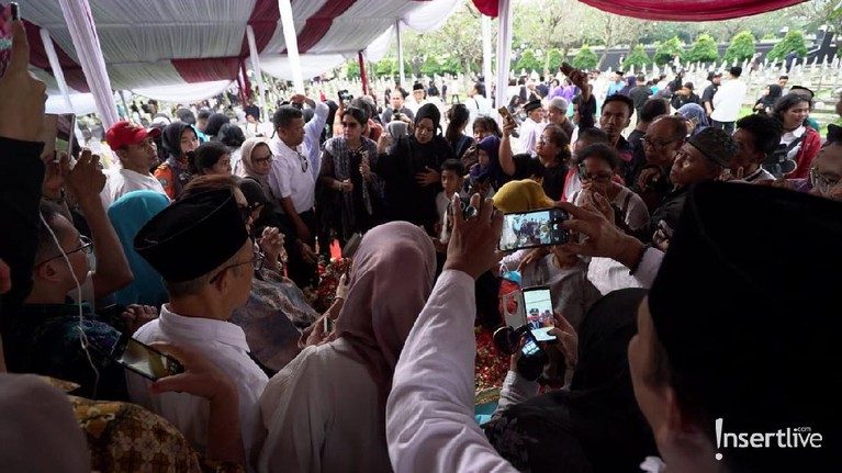 Kepergian Ani yudhoyono juga menjadi duka bagi warga Indonesia. Berikut ini suasana saat warga mendatangi makam Ibu Ani Yudhoyono untuk berdoa dan tabur bunga.