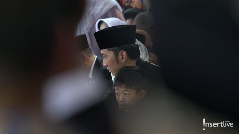 10 Potret Prosesi Pemakaman Ani Yudhoyono Ani Yudhoyono telah dimakamkan di Taman Makam Pahlawan Kalibata, Jakarta Selatan, Minggu (2/6). Berikut ini 10 potret prosesi pemakamannya.