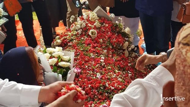 Warga Serbu Makam Ani yudhoyono untuk Doa dan Tabur Bunga Kepergian Ani yudhoyono juga menjadi duka bagi warga Indonesia. Berikut ini suasana saat warga mendatangi makam Ibu Ani Yudhoyono untuk berdoa dan tabur bunga.
