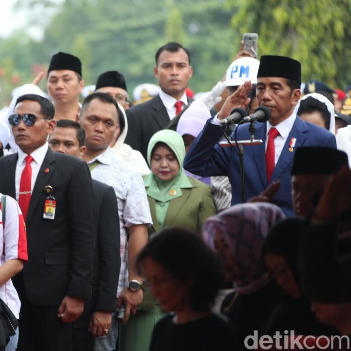 <p>Penghormatan terakhir kepada Ani Yudhoyono yang dipimpin Presiden Joko Widodo selaku inspektur upacara. (Foto: Rengga Sancaya)</p>