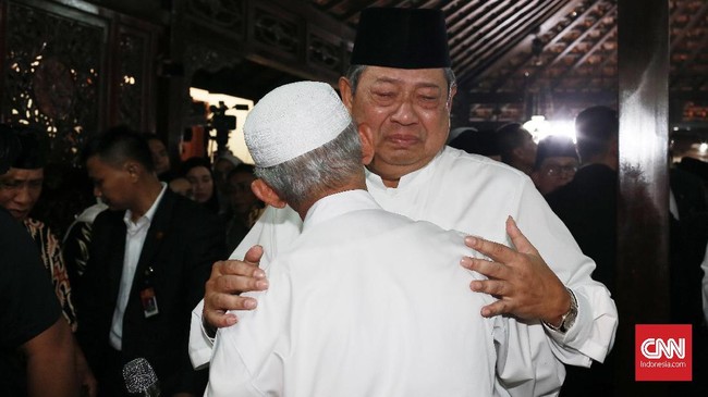 Wajah SBY terlihat sembap dan matanya bengkak karena banyak menangis, saat muncul di hadapan publik melepas kepergian Ani Yudhoyono, Minggu (2/6).