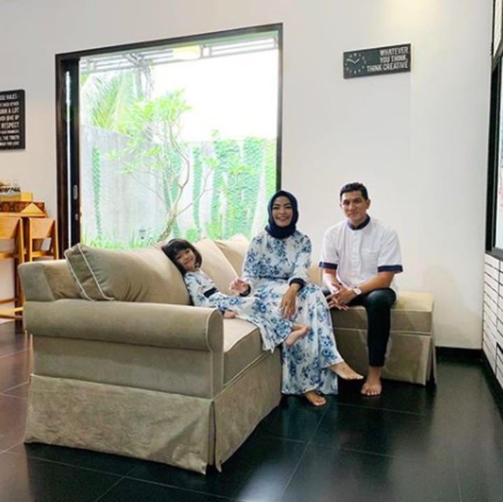 <p>Gaya kompak keluarga Tantri dan Arda tak kalah mencuri perhatian. Bunda Tantri dan memilih untuk tampil lebih <em>fresh</em> dengan <em>floral dress</em> bernuansa biru dan putih. Sedangkan Arda cukup mengenakan kemeja putih yang simpel. (Foto: Instagram @tantrisyalindri)</p>