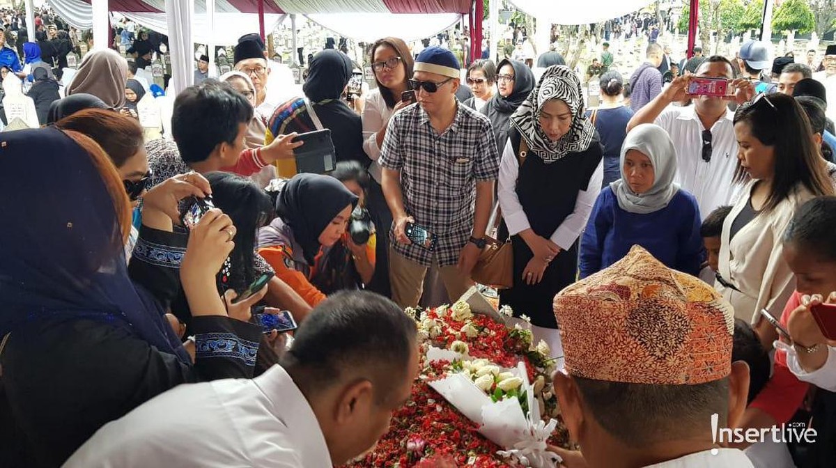 Kepergian Ani yudhoyono juga menjadi duka bagi warga Indonesia&period; Berikut ini suasana saat warga mendatangi makam Ibu Ani Yudhoyono untuk berdoa dan tabur bunga&period;
