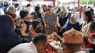 Kepergian Ani yudhoyono juga menjadi duka bagi warga Indonesia&period; Berikut ini suasana saat warga mendatangi makam Ibu Ani Yudhoyono untuk berdoa dan tabur bunga&period;