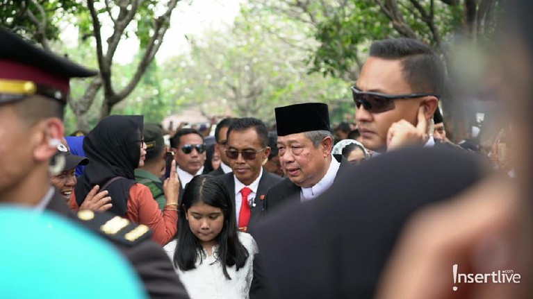Ani Yudhoyono telah dimakamkan di Taman Makam Pahlawan Kalibata, Jakarta Selatan, Minggu (2/6). Berikut ini 10 potret prosesi pemakamannya.