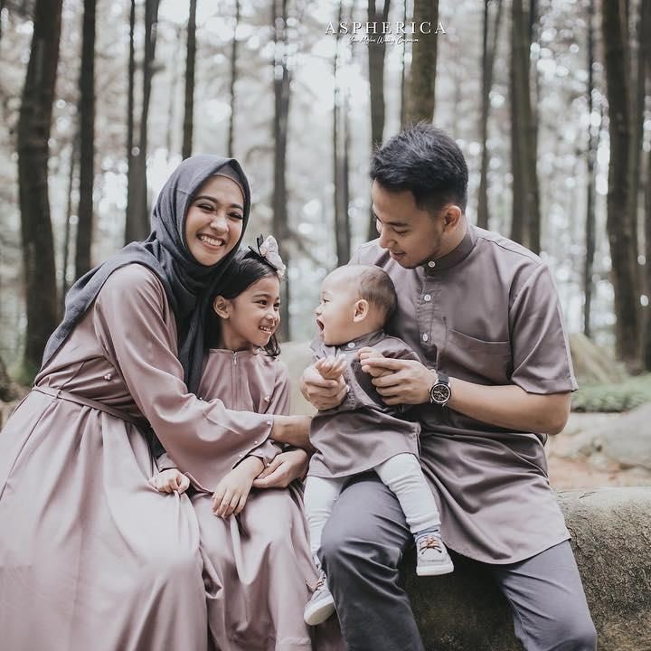 <p>Keluarga Poppy Bunga memilih untuk tampil kompak mengenakan warna bernuansa pink. Bunda Poppy dan Kakak memilih mengenakan <em>dress</em> bernuasa dusty pink. Sedangkan Ayah Riphat dan Arkanda dipilihkan warna lebih gelap dengan sedikit sentuhan ungu. (Foto: @aspherica via Instagram @poppybungariphat)</p>