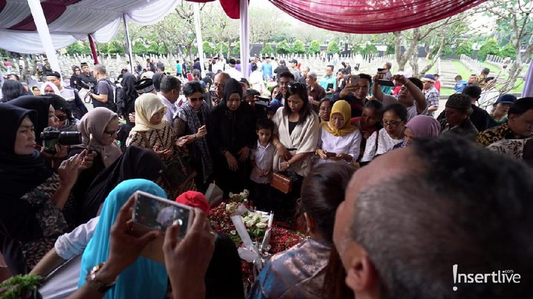 Kepergian Ani yudhoyono juga menjadi duka bagi warga Indonesia. Berikut ini suasana saat warga mendatangi makam Ibu Ani Yudhoyono untuk berdoa dan tabur bunga.