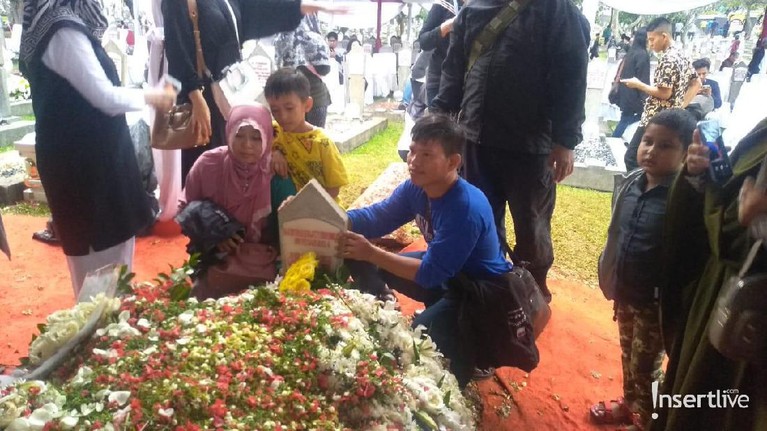 Kepergian Ani yudhoyono juga menjadi duka bagi warga Indonesia. Berikut ini suasana saat warga mendatangi makam Ibu Ani Yudhoyono untuk berdoa dan tabur bunga.