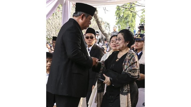 Presiden ke-5 RI Megawati dan putrinya Puan Maharani enggan berkomentar soal kepergian Ani Yudhoyono. Meski demikian, keduanya hadir dalam pemakaman.