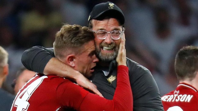 Henderson Menangis di Pelukan Ayah Usai Juara Liga Champions Suasana haru dialami kapten Liverpool Jordan Henderson usai mengantar The Reds juara Liga Champions 2019 dengan mengalahkan Tottenham Hotspur 2-0.