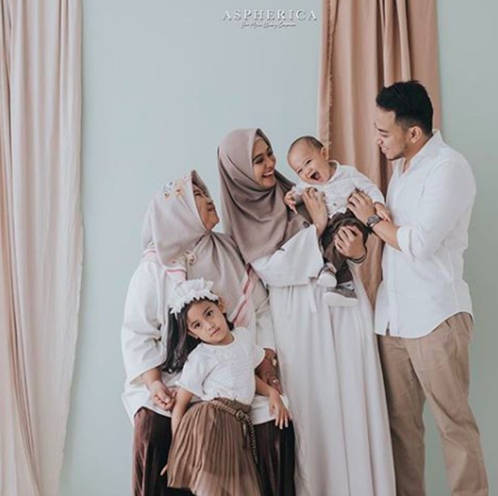 <p>Selain itu, keluarga Poppy juga puya rekomendasi seragam keluarga dengan memadukan putih dan coklat milo nih, Bun. Sebuah pilihan yang minimalis namun elegan. (Foto: @aspherica via Instagram @poppybungariphat)</p>