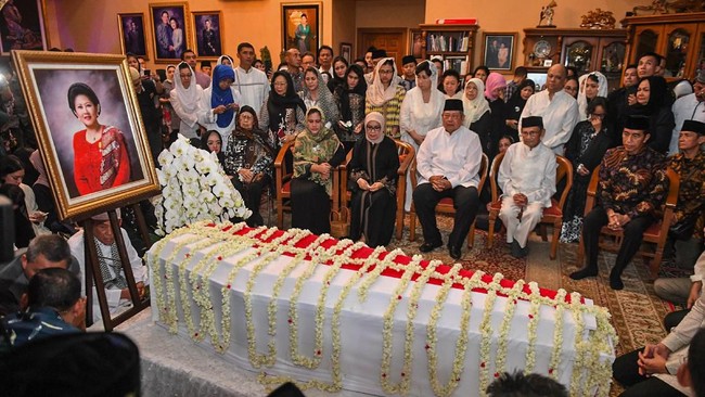 Ganjar Pranowo dan Khofifah Indar Parawansa mengenang dukungan Ani Yudhoyono saat Pilkada. Kata Ganjar, Ani bukan tipe orang yang 'jaim' atau jaga image.