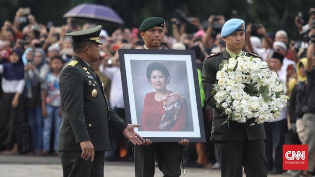 Ani Yudhoyono, kata Jokowi telah mengabdikan hidupnya pada nilai-nilai kemanusiaan. Jokowi mengajak rakyat Indonesia untuk mendoakan Ani Yudhoyono.