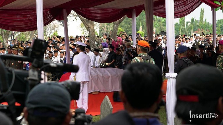 Ani Yudhoyono telah dimakamkan di Taman Makam Pahlawan Kalibata, Jakarta Selatan, Minggu (2/6). Berikut ini 10 potret prosesi pemakamannya.