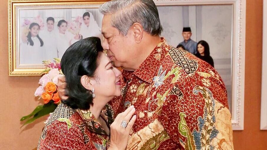 Ungkapan dan Kecupan Cinta Terakhir SBY untuk Ani Yudhoyono Ucapan cinta penuh haru SBY pada sang istri tercinta.