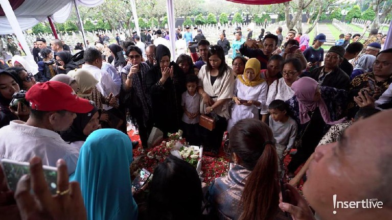 10 Potret Prosesi Pemakaman Ani Yudhoyono Ani Yudhoyono telah dimakamkan di Taman Makam Pahlawan Kalibata, Jakarta Selatan, Minggu (2/6). Berikut ini 10 potret prosesi pemakamannya.