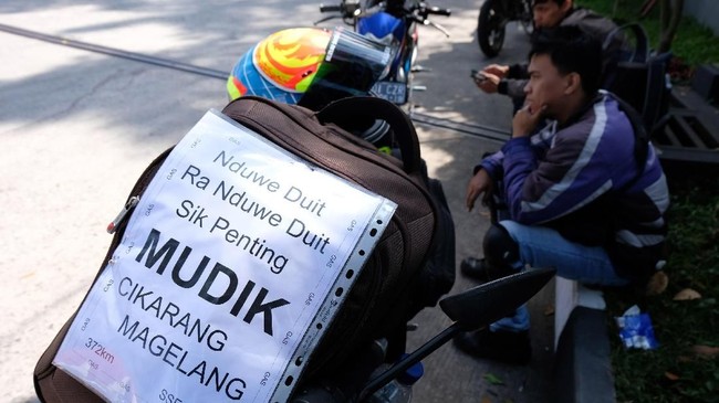 FOTO: Menunggang Kuda Besi ke Kampung Halaman