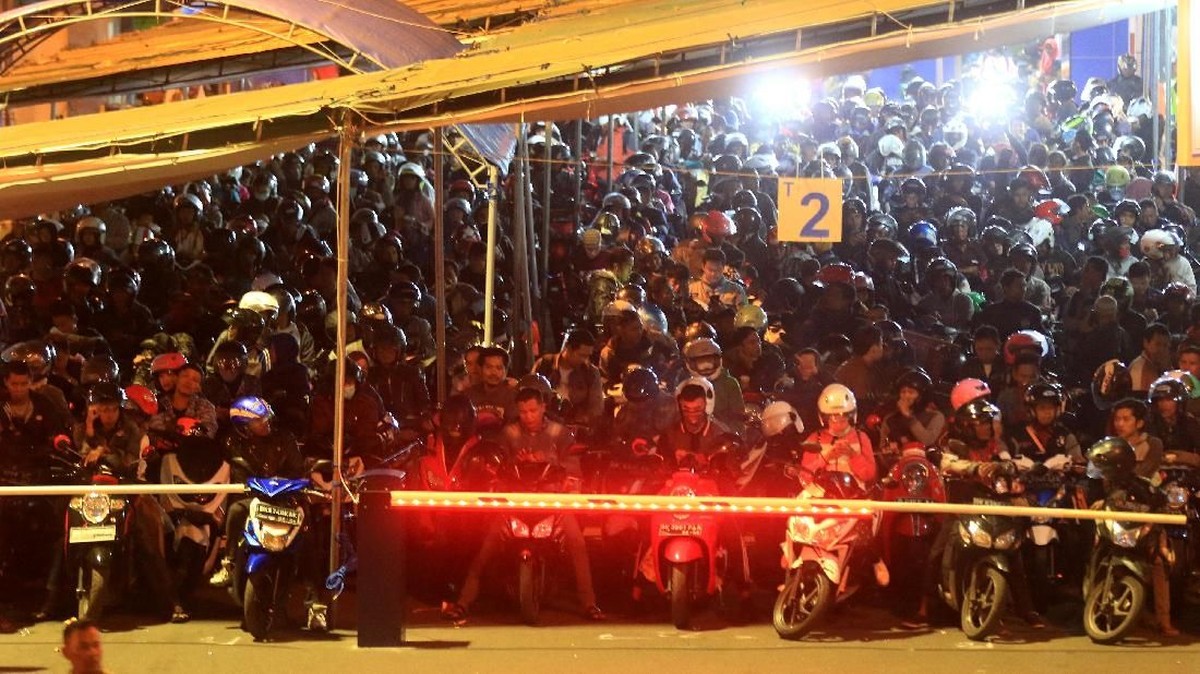 FOTO: Menunggang Kuda Besi ke Kampung Halaman
